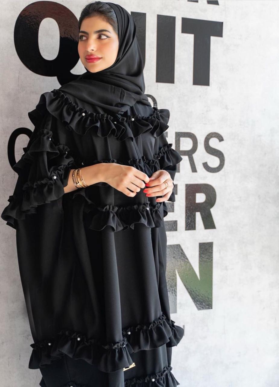 خيارات العبايات باللون الأسود