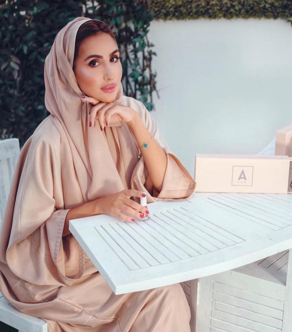 عباية أوف وايت