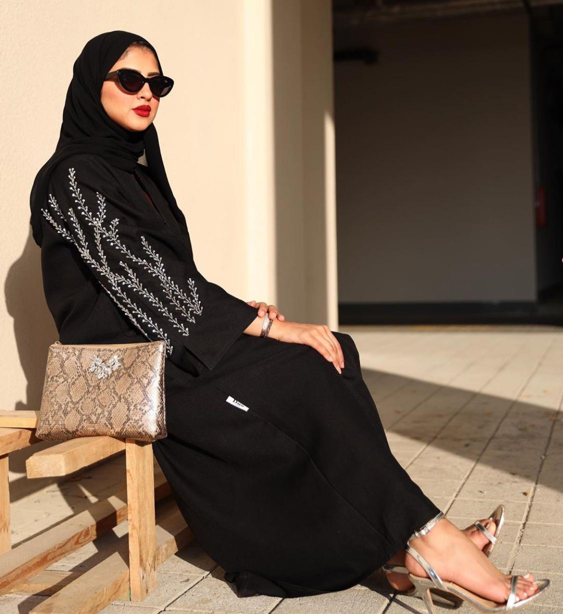 عبايات سوداء من حوراء اللواتي