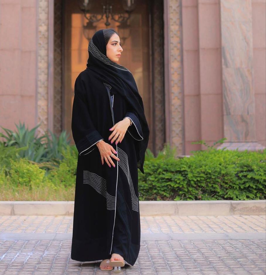 خيارات الإعلامية مروة بالعباية السوداء