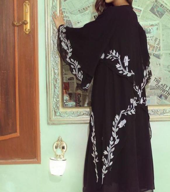  عبايات سوداء مزخرفة بالزهور البيضاء