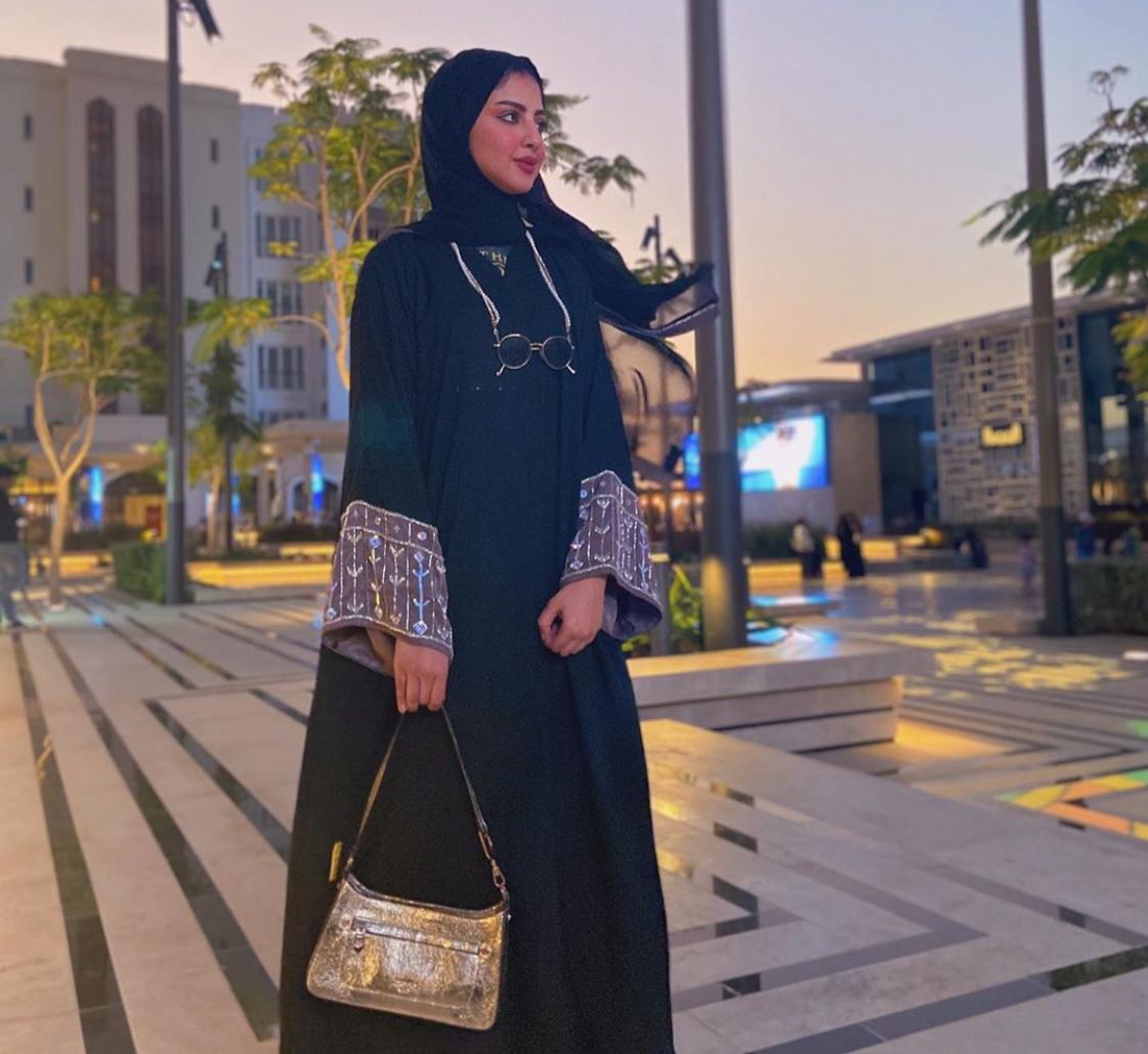 عبايات بنقوش ناعمة