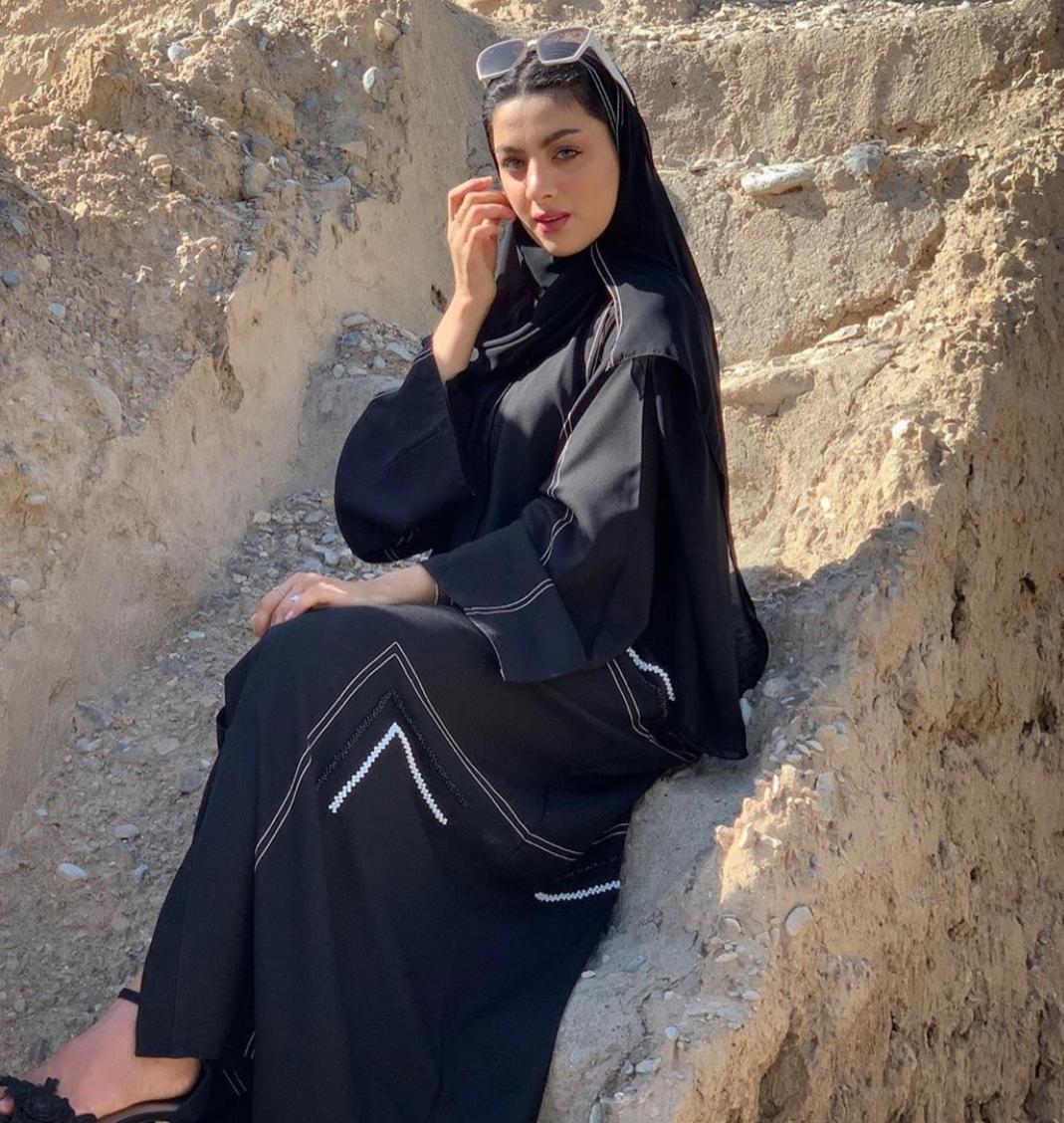  إطلالات بسيطة بالعبايات السوداء
