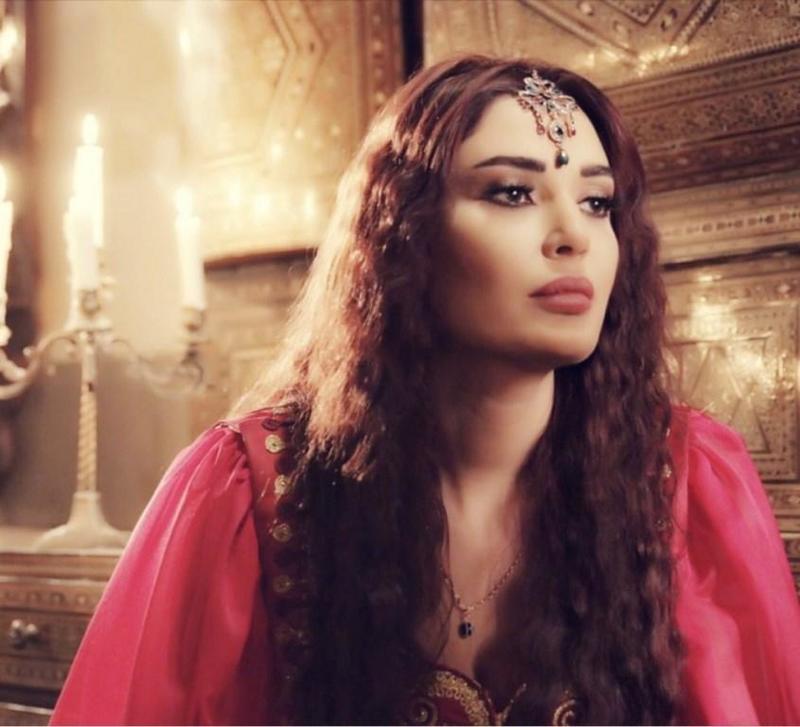 سيرين بإطلالة مثيرة بالأحمر