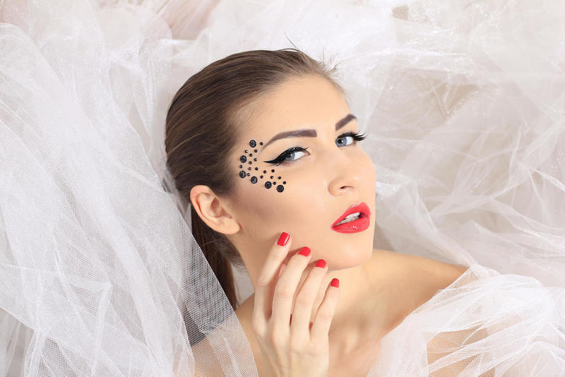 تطبيق الماسكارا للعروس في يوم الزفاف