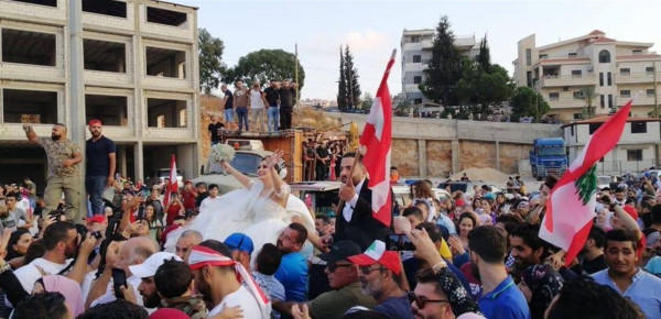 عرائس في المظاهرات
