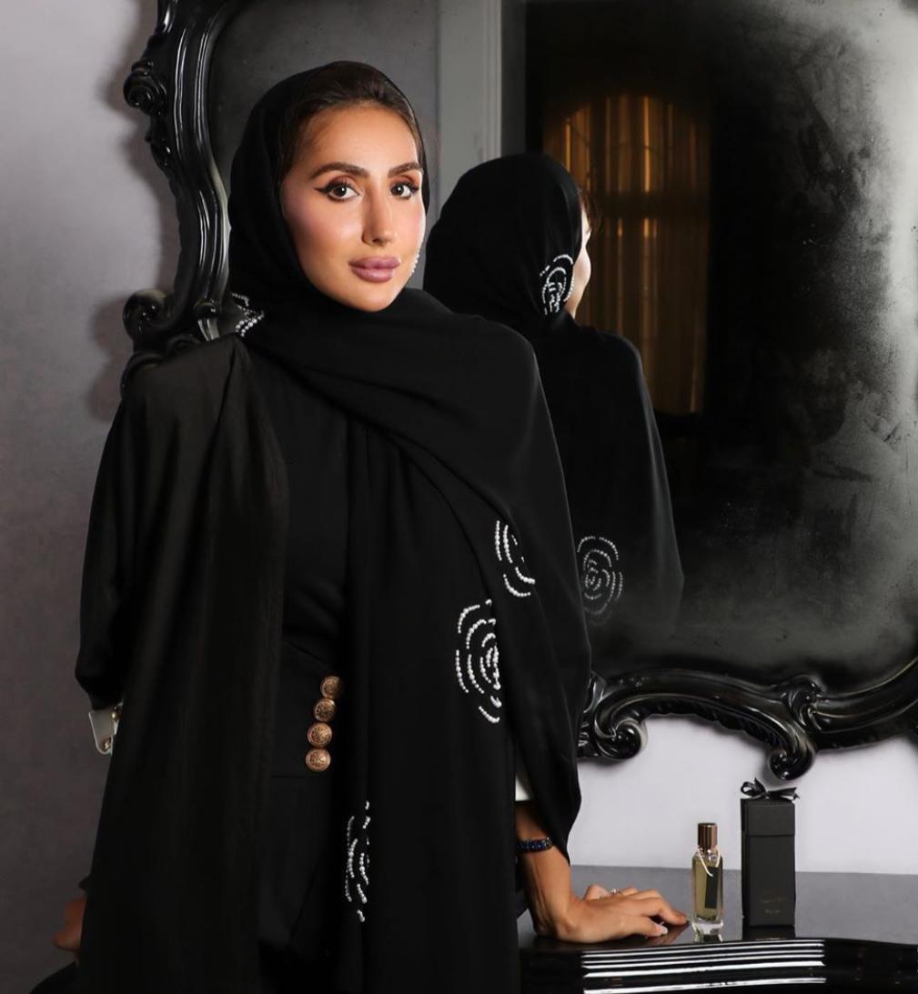 العباية السوداء