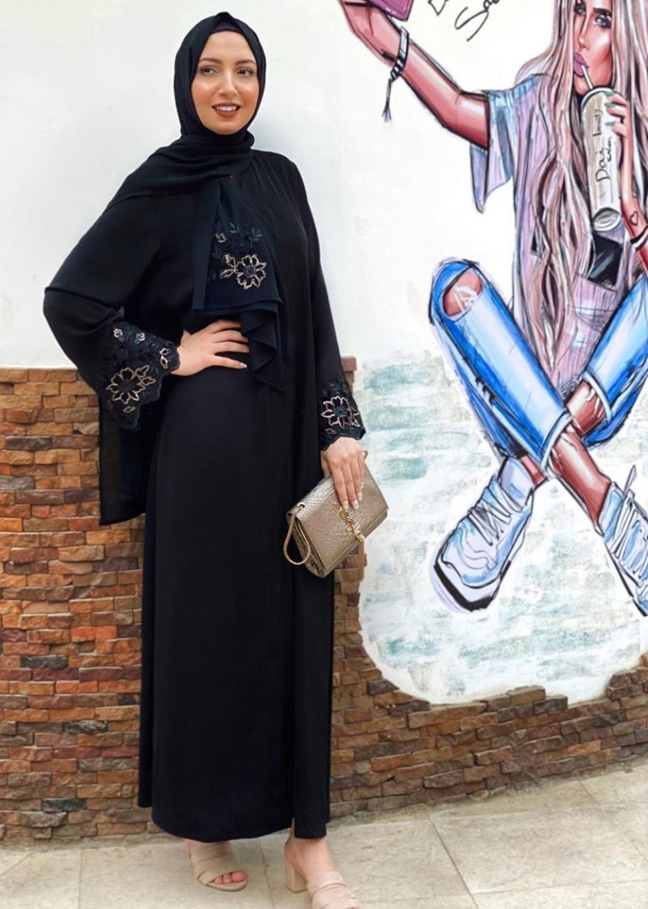 عبايات مطرزة برسمات ناعمة