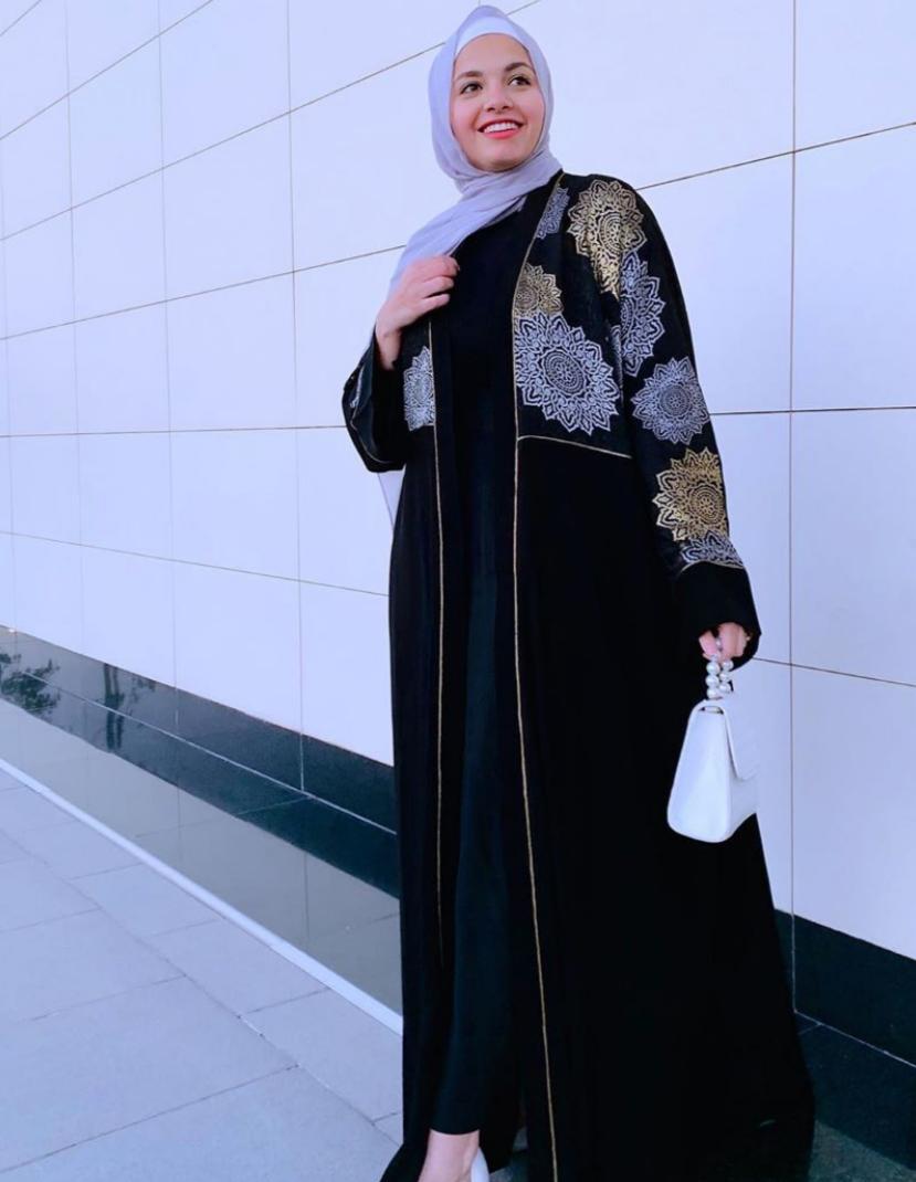 عبايات بألوان داكنة