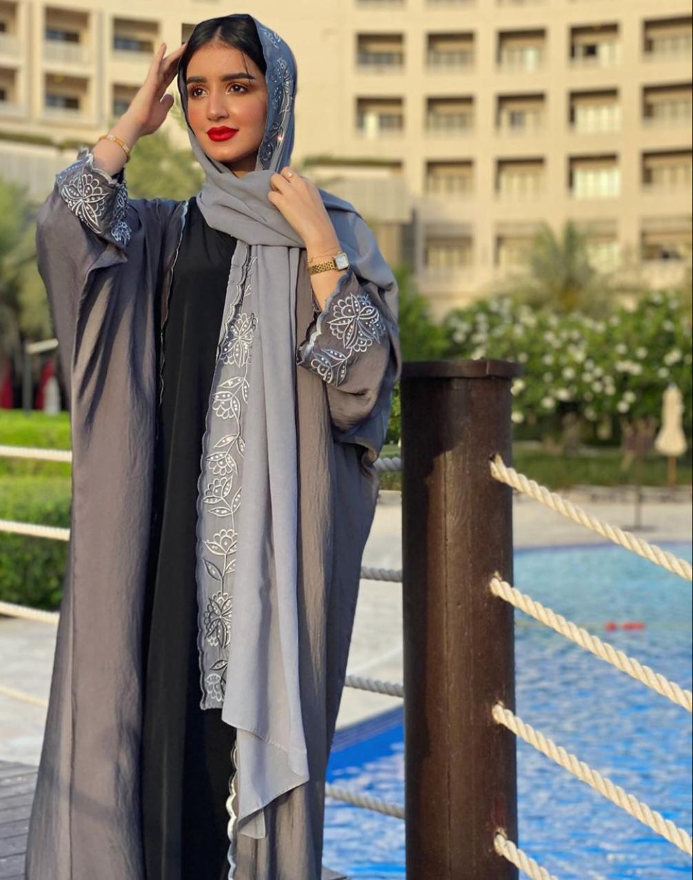 العبايات الملونة بألوان حيادية