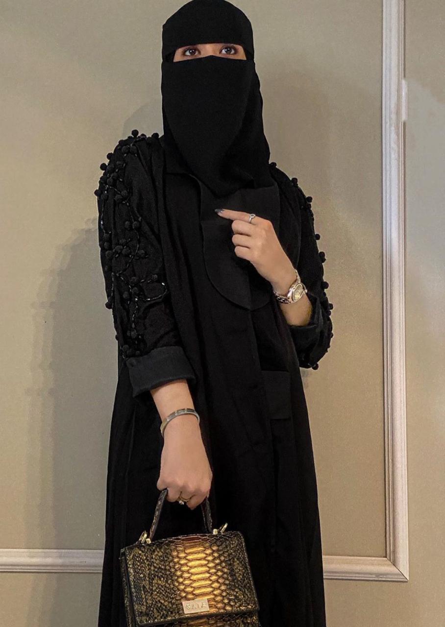 إطلالات العبايات السوداء المزينة بفصوص لامعة