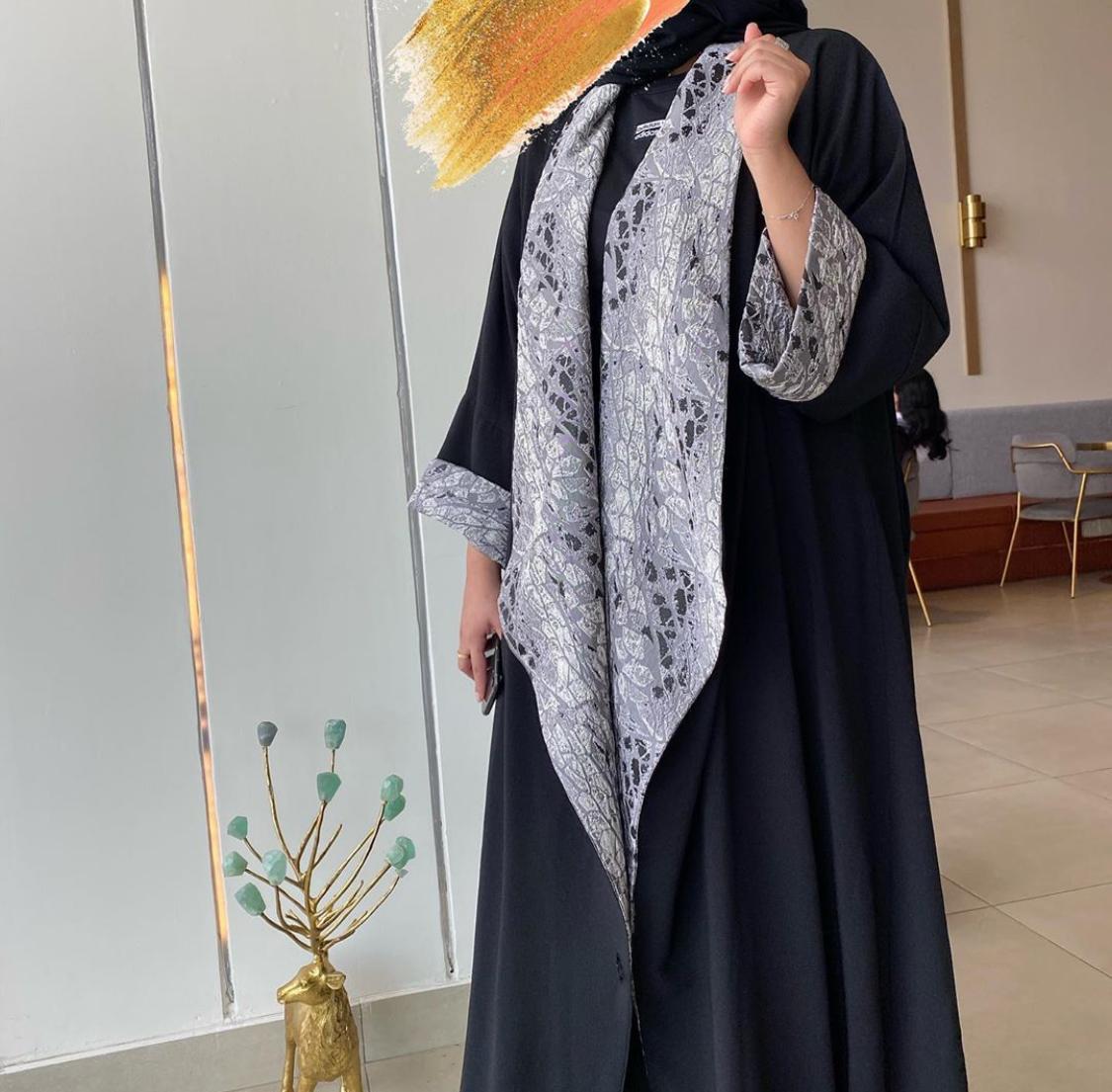 عبايات سوداء مطرزة