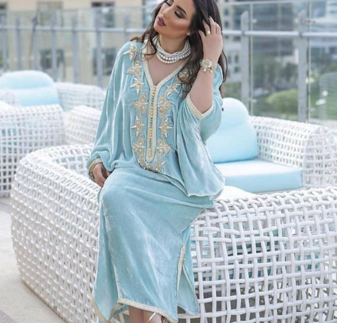 قفطان بألوان فاتحة لخيار صباحي مرح