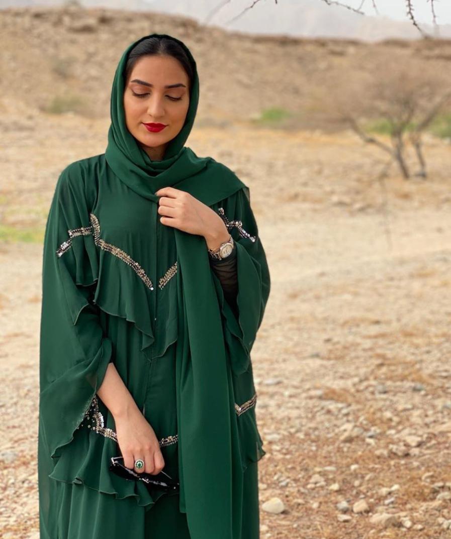 إطلالات العبايات الملونة