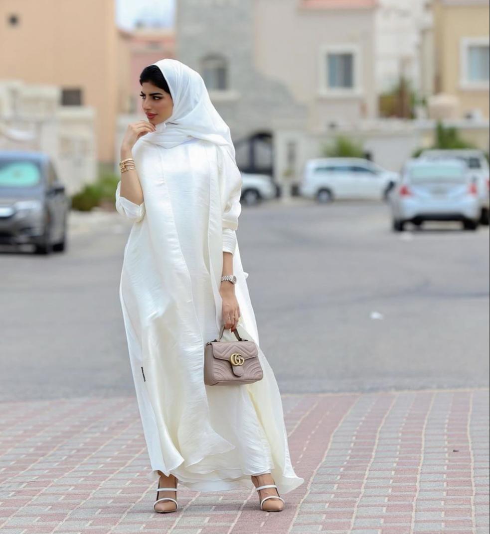 تنسيقات العبايات البيضاء من شهد الزهراني