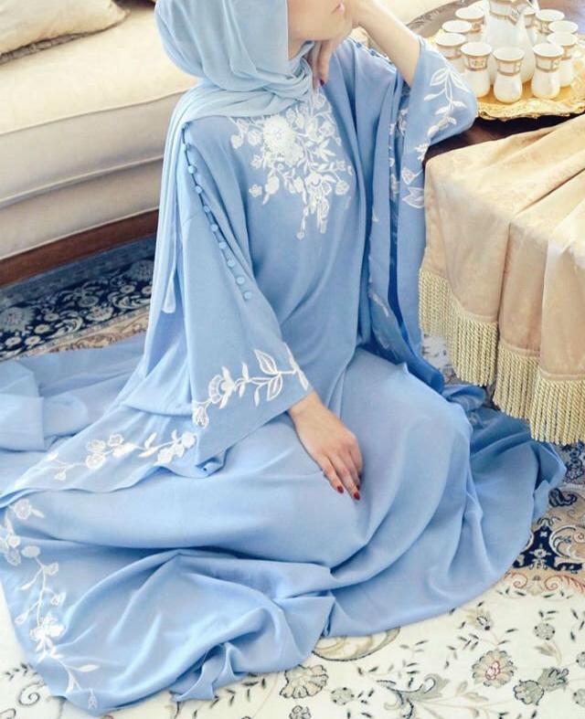 عبايات سماوية مطرزة