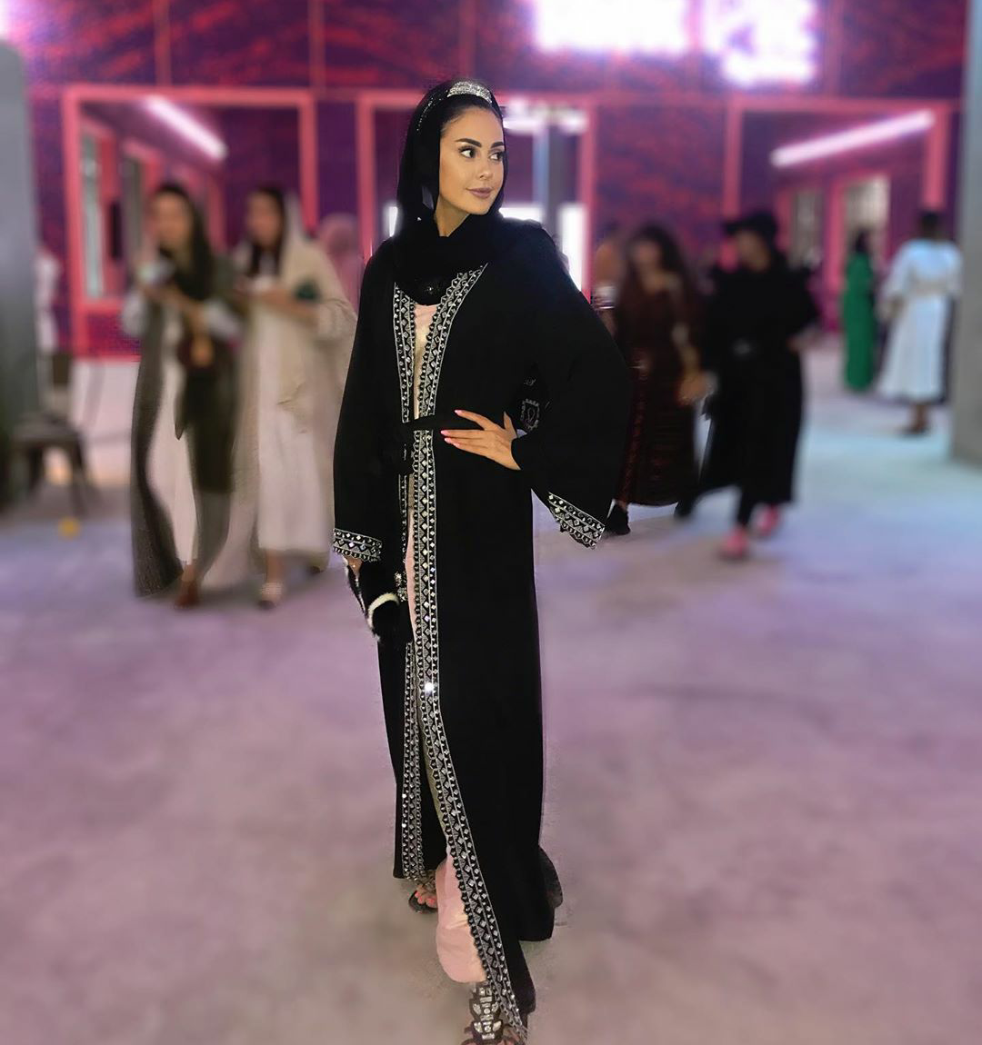 عباية مطرزة بالطول