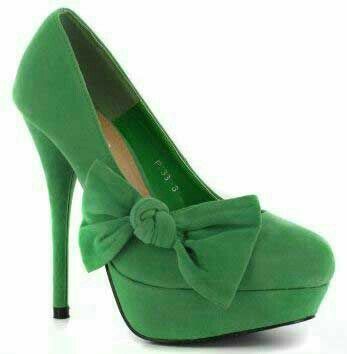حذاء باللون الأخضر يناسب السهرات