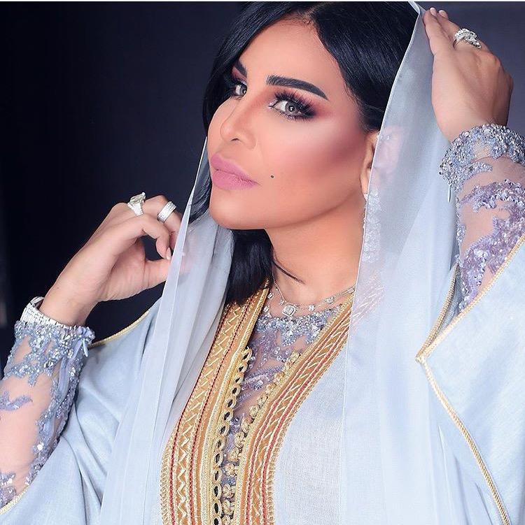 تعتمد أحلام مكياجاً يخفي عيوب الوجه