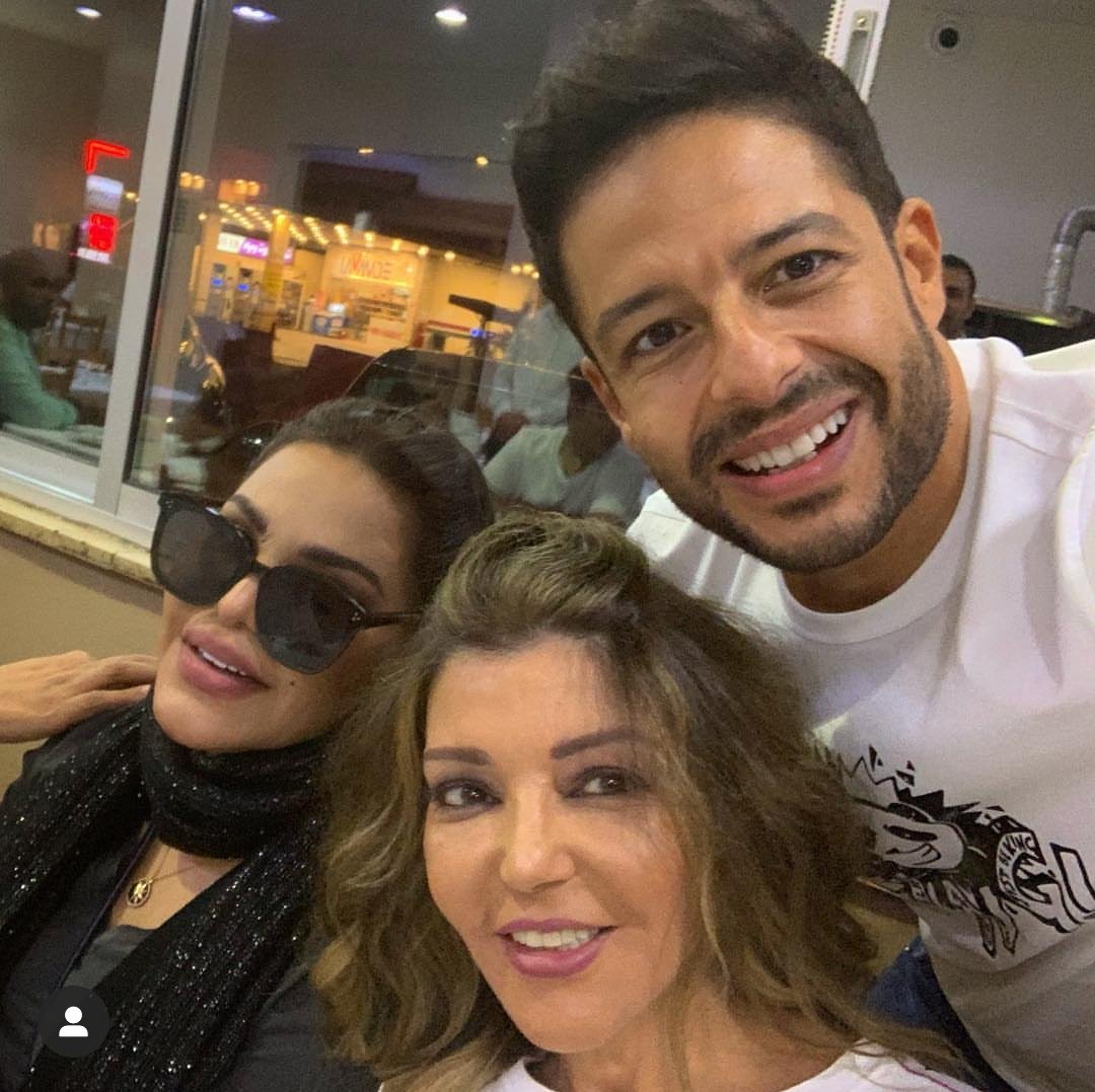 الصورة التي ينشرها محمد حماقي