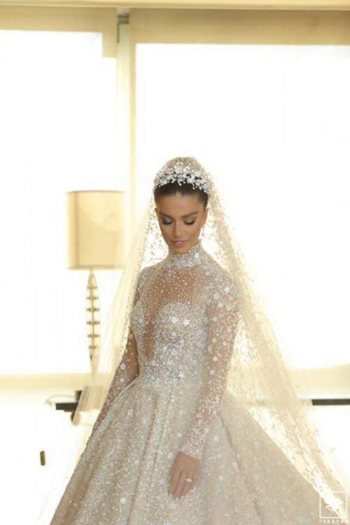 فستان لارا اسكندر