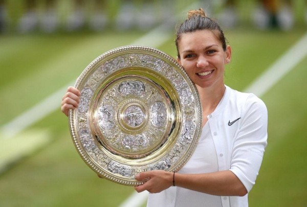 الفائزة سيمونا هاليب أثناء التتويج