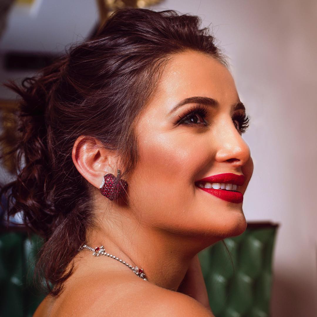 ظلال عيون ملونة