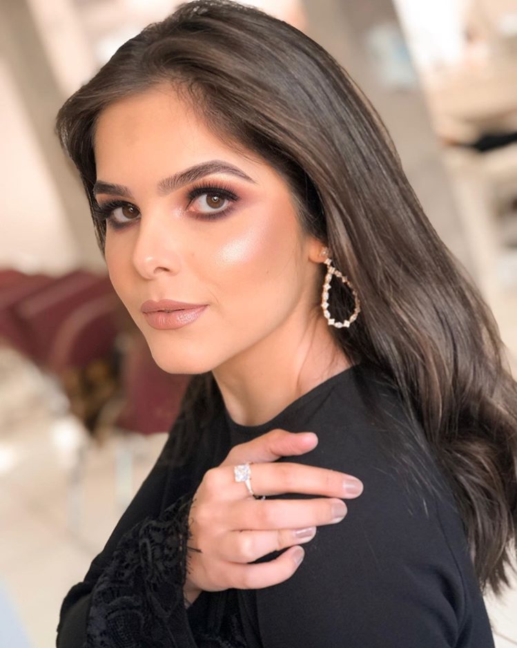 لمسة هايلايتر لإضاءة وجهك 