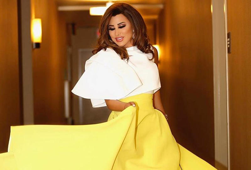 إطلالة مرحة لنجوى كرم بالأصفر 