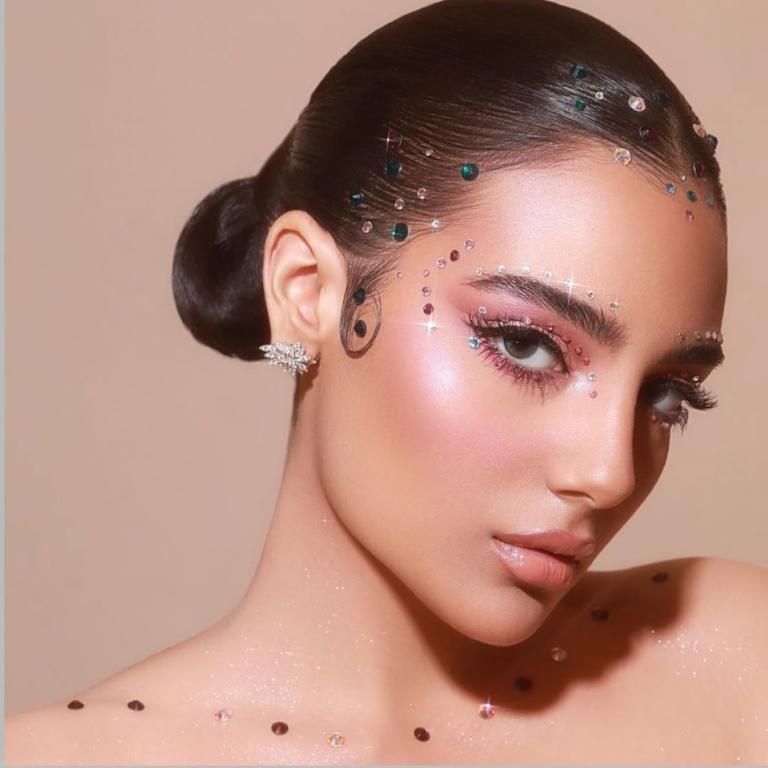 مكياج عيون مرصع بالشواروفسكي