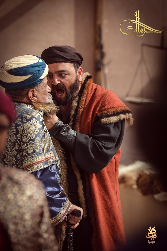 تميّز المسلسل بالأزياء والديكورات