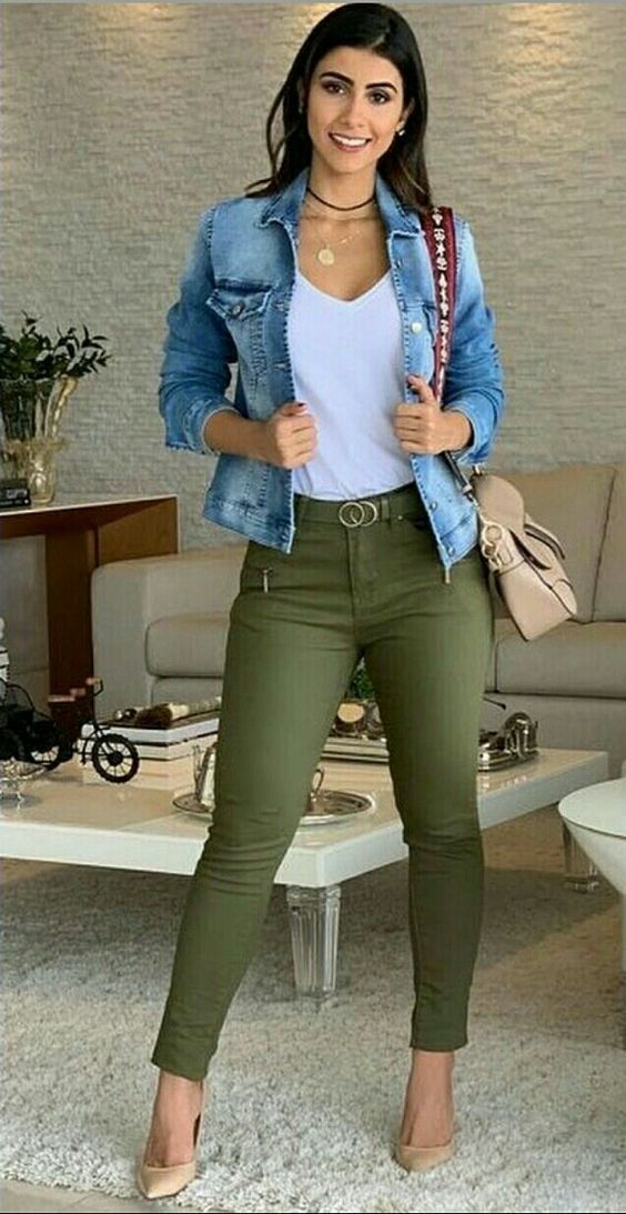 سترة الجينز في إطلالة مناسبة للعمل