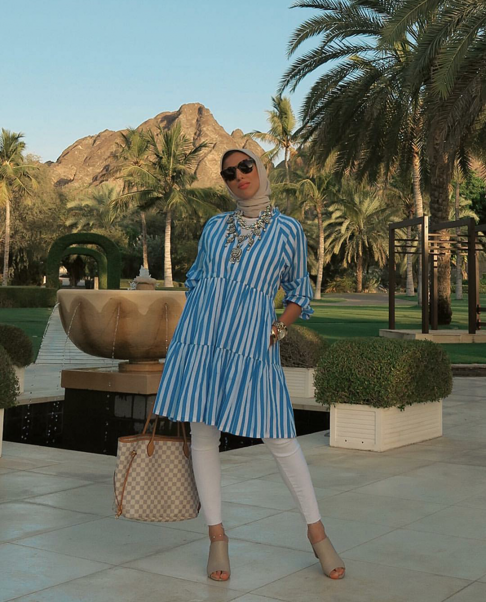 البلوزات الطويلة مع البناطيل البيضاء لإطلالة تمنحك الرشاقة