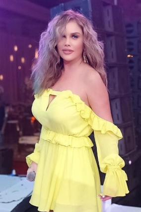نيكول سابا بفستان أصفر