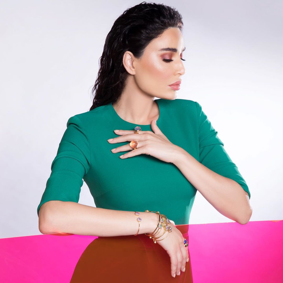 تسريحة الشعر المبلل مع المكياج الزهري