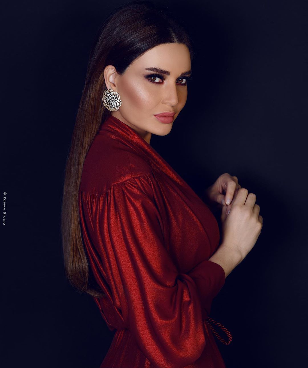 تسريحة الشعر المستقيم مع المكياج السموكي
