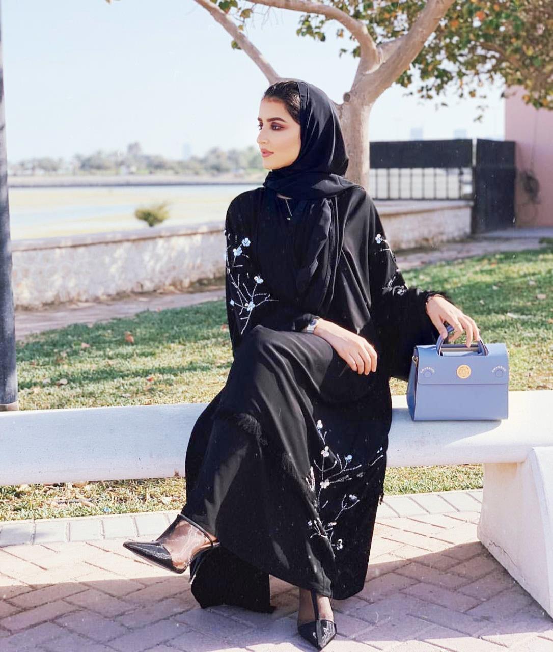 عباية سوداء من خولة المراغي