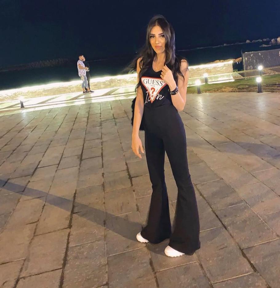 الموديل منة الله بإطلالة باللون الأسود