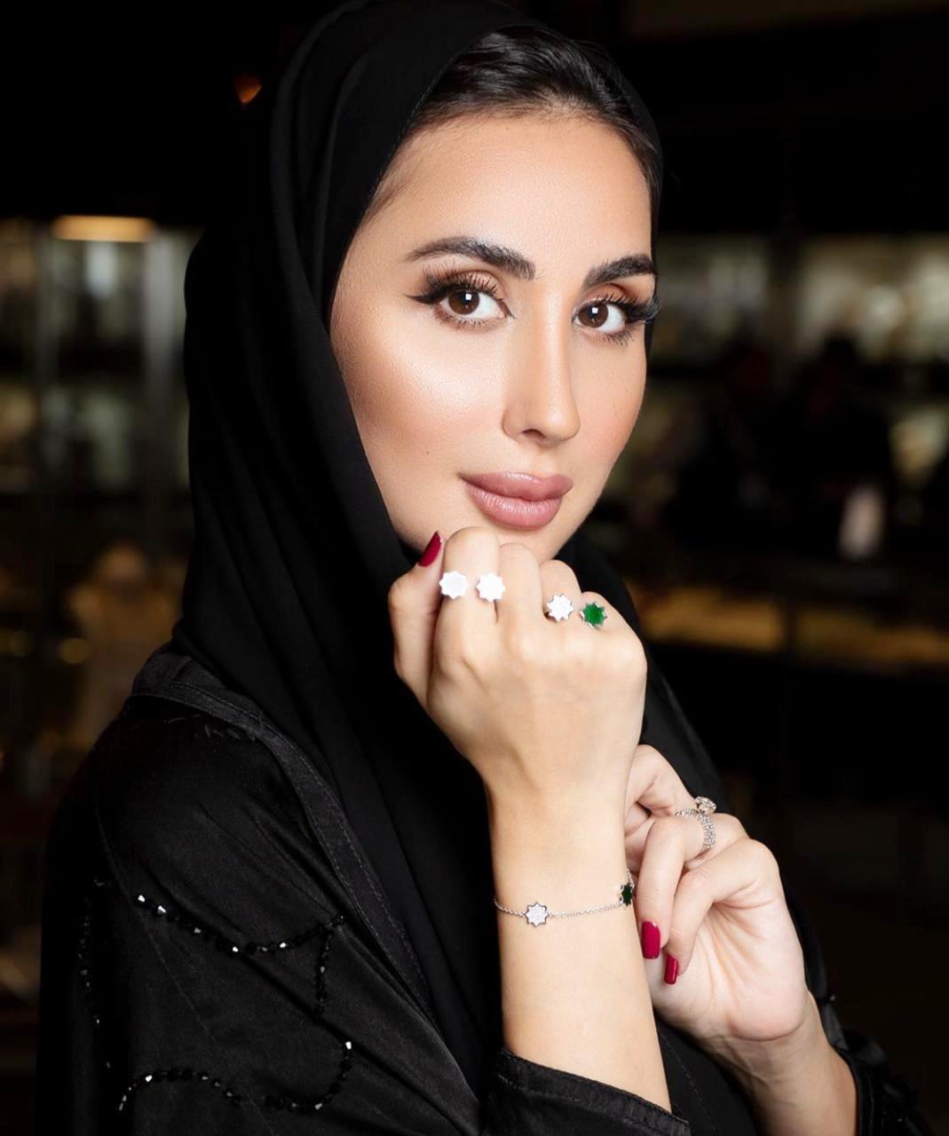 مجوهرات العباءة السوداء