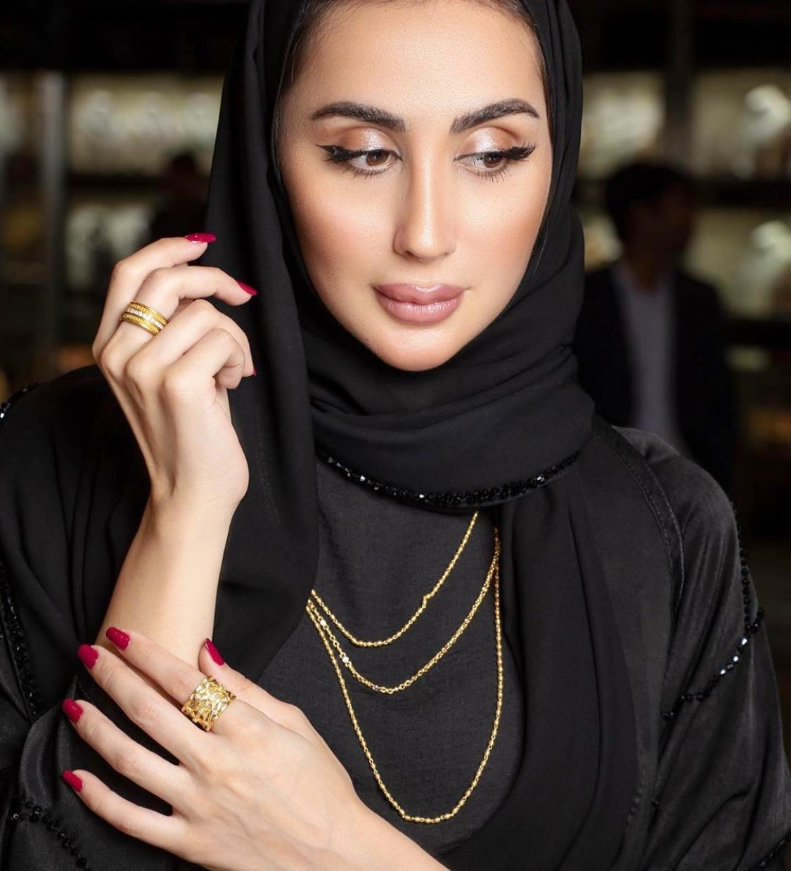 مجوهرات العباءة السوداء