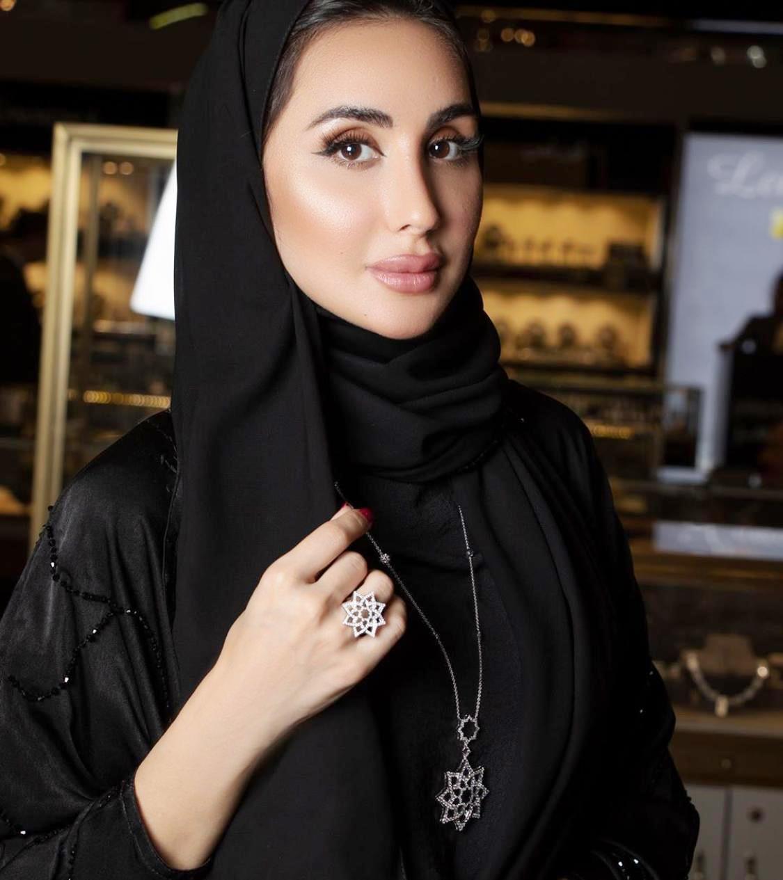 مجوهرات العباءة السوداء