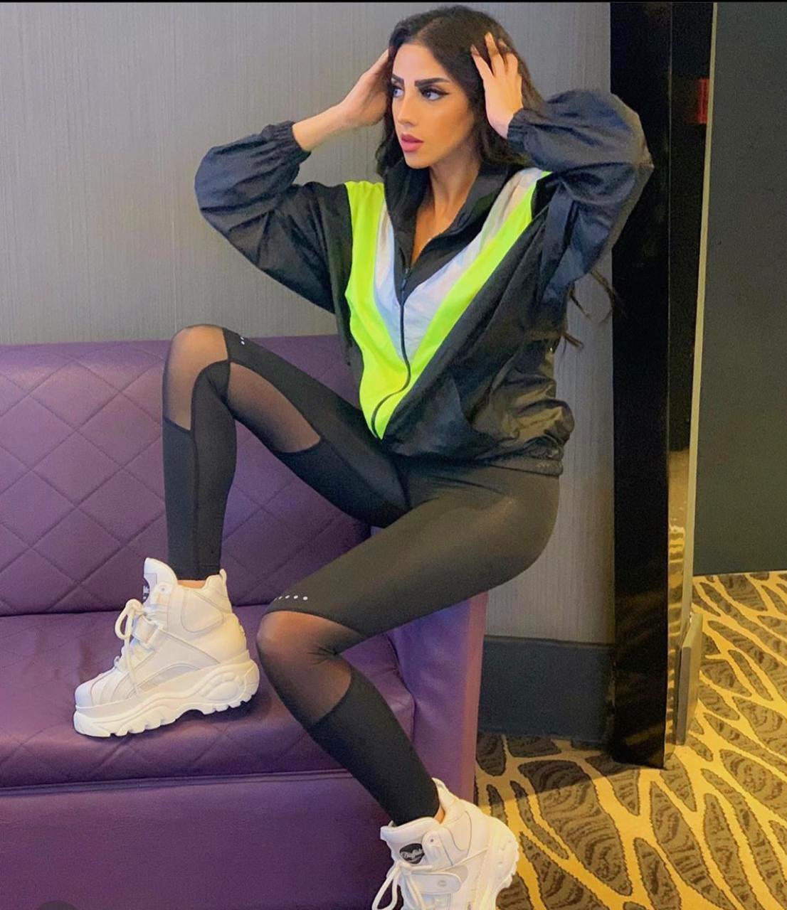 الموديل منة الله بإطلالة باللون الأسود