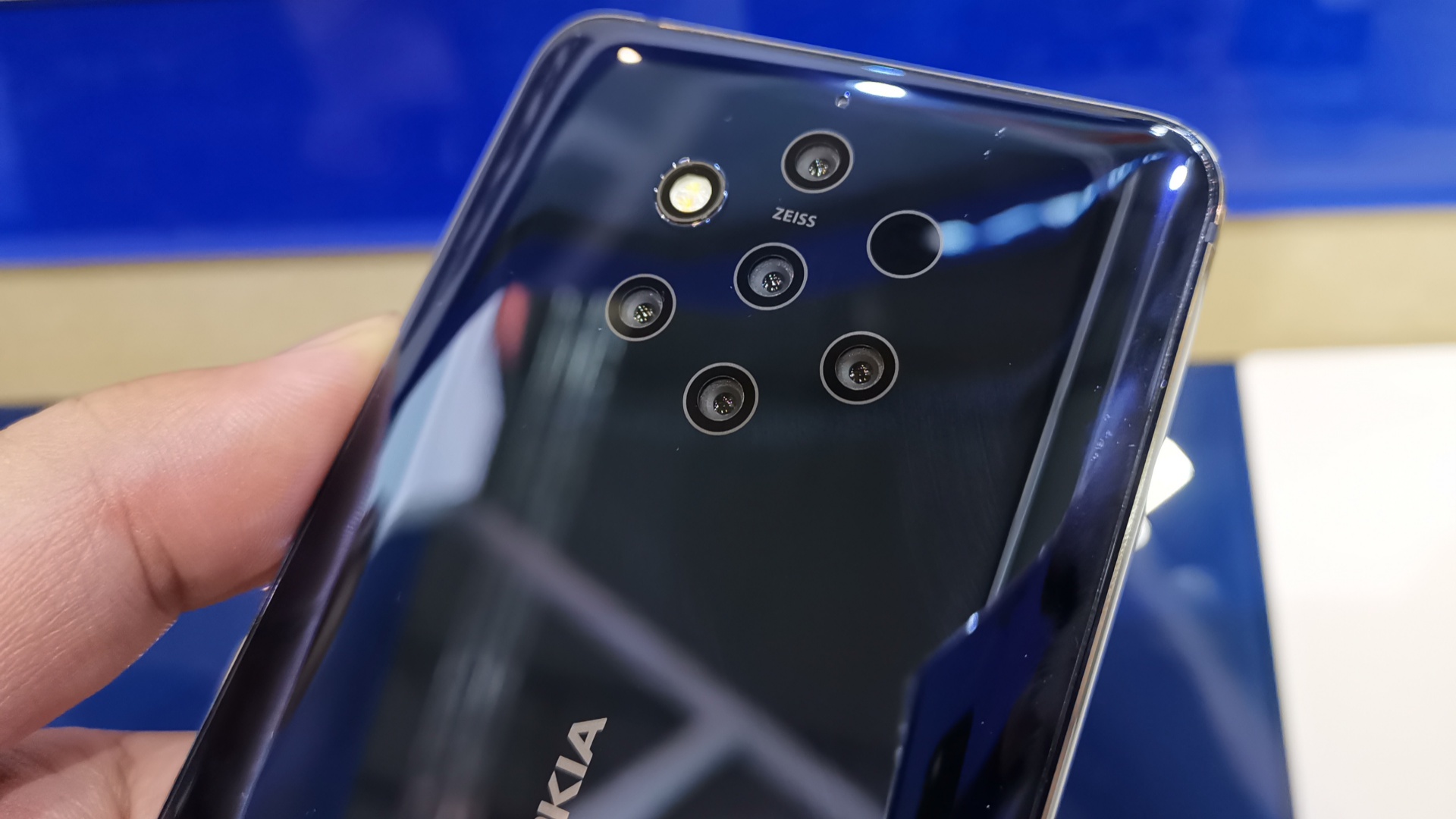 فيديو: PureView الهاتف الأوَّل المزوَّد بـ5 كاميرات خلفيَّة