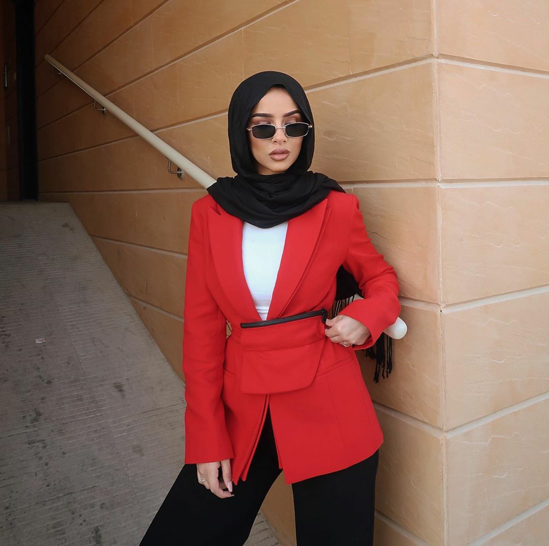 بليزر أحمر مع بنطال أسود واسع