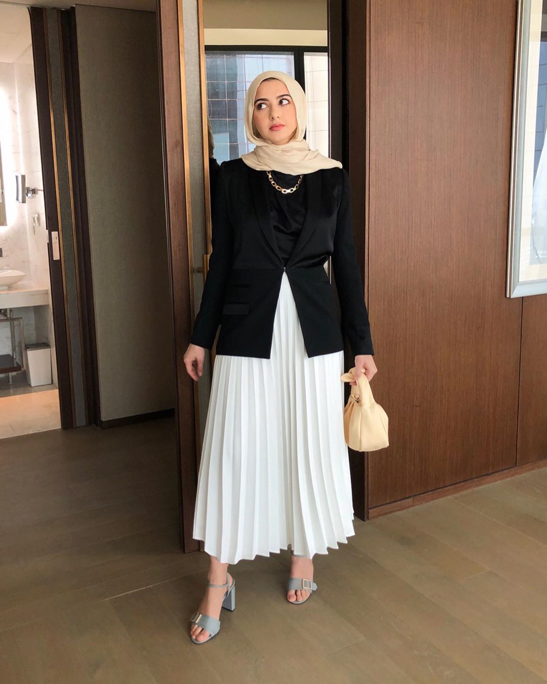 بليزر أسود مع تنورة بيضاء مكسره