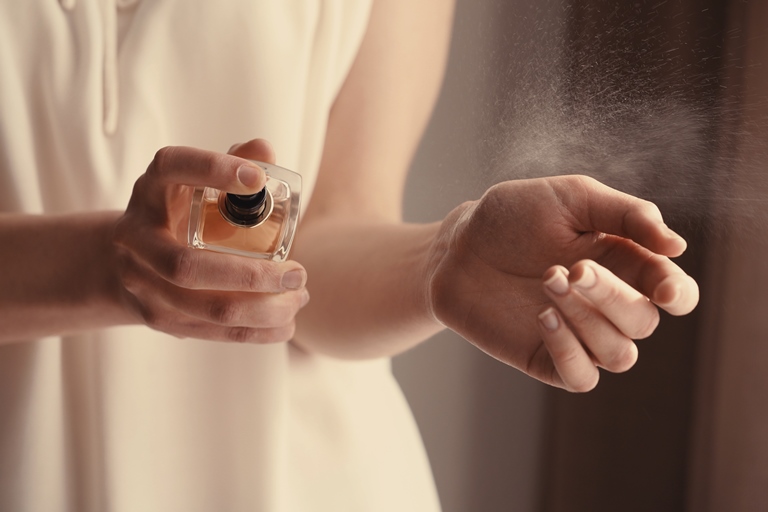طرق وضع العطر