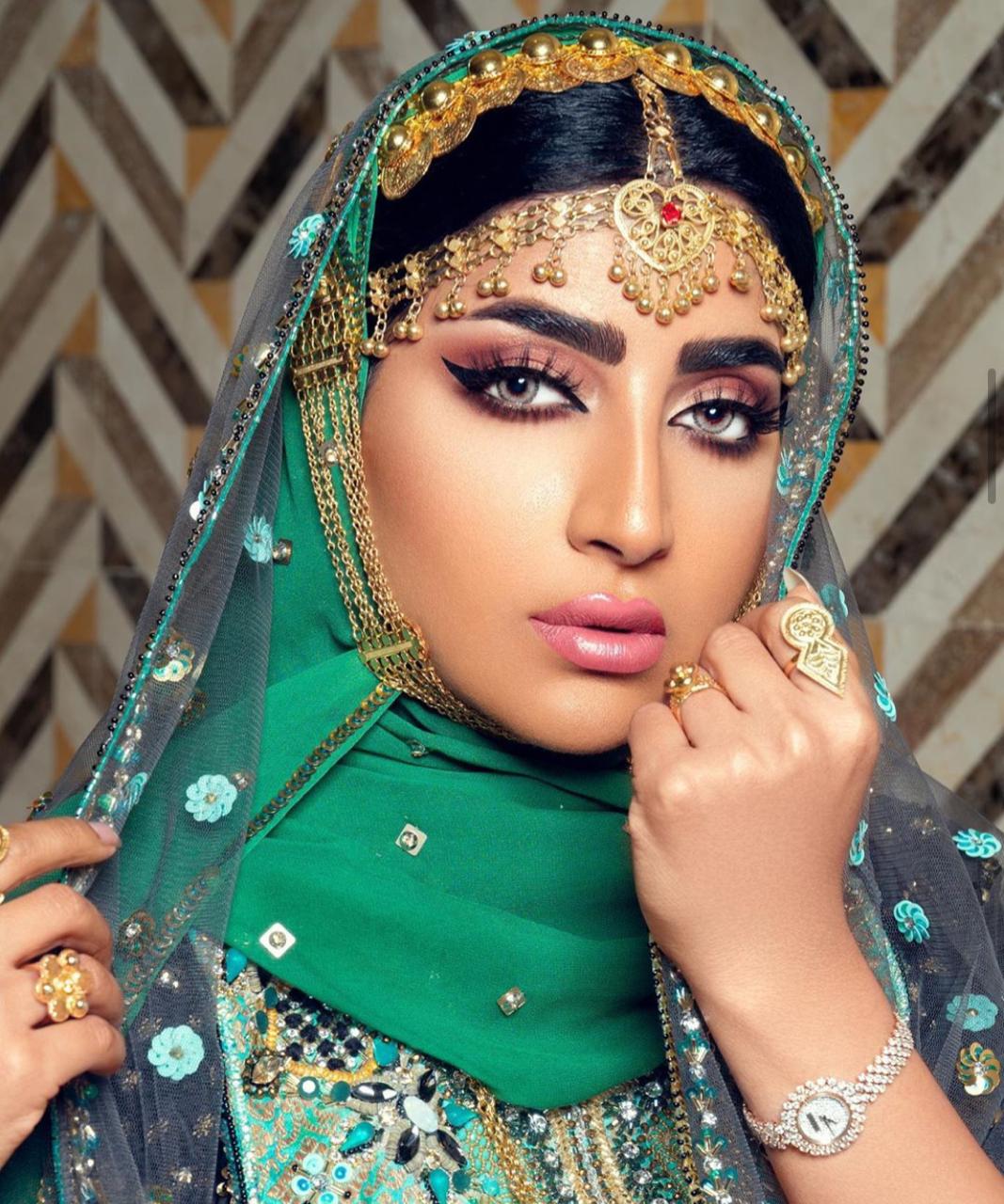 إطلالة بثينة الرئيسي بالزي العماني