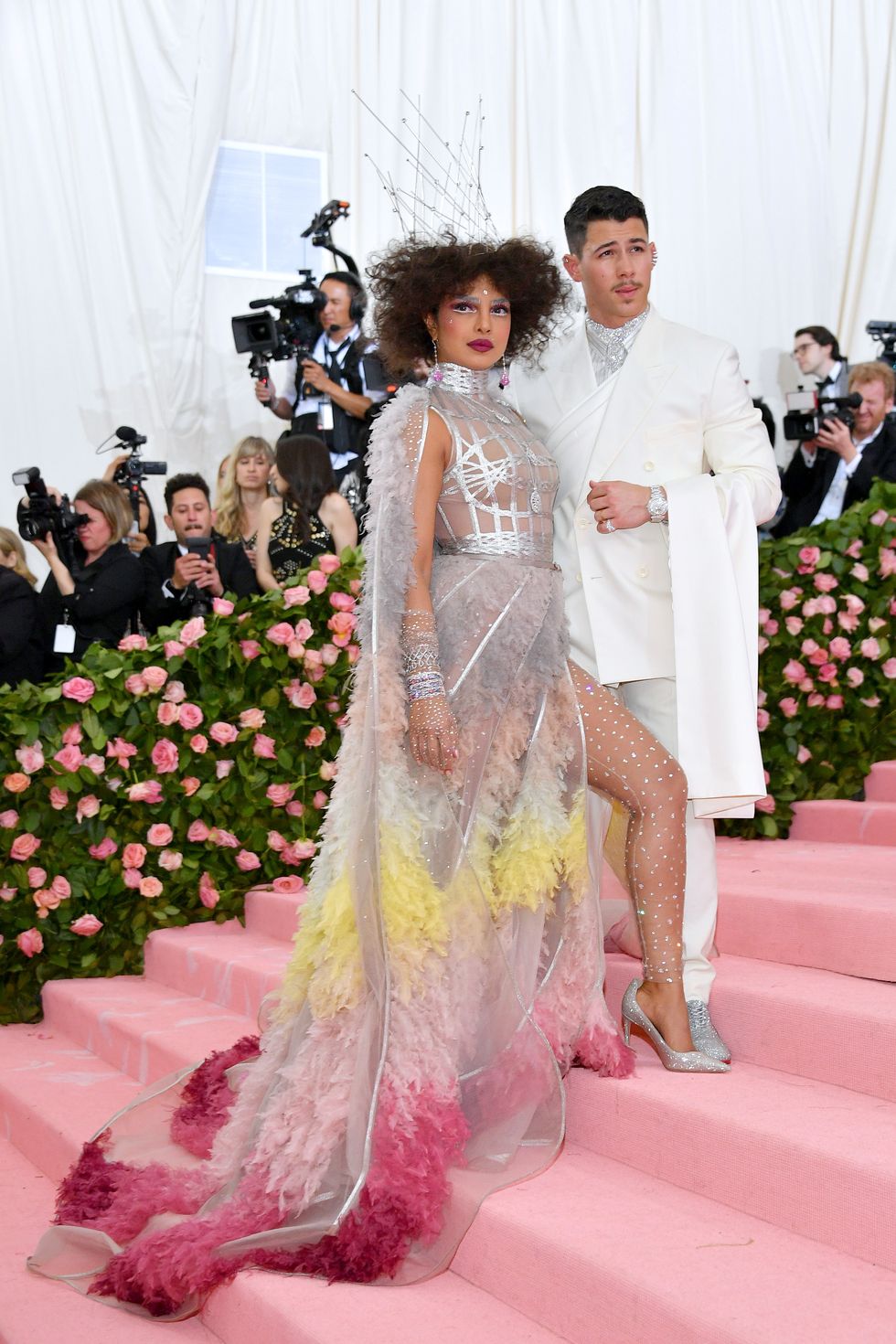 إطلالة شوبرا من تصميم دار ديور في حفل Met Gala