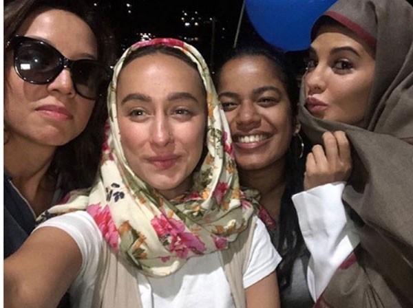 الصورة التي ظهرت فيها جاكلين بالحجاب