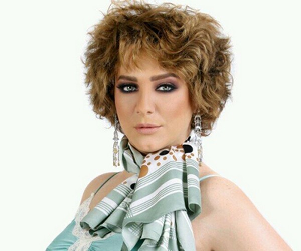 سلاف فواخرجي بالشعر الأشقر